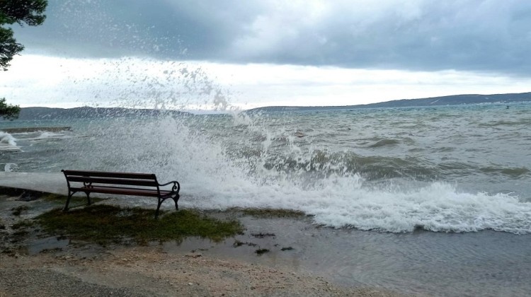 DHMZ: Vrijeme uz kišu i pljuskove te umjereno i jako jugo