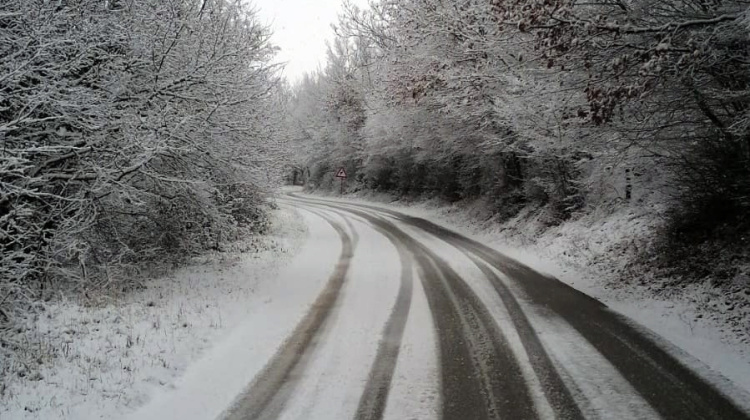 Snijeg i poledica uzrokovali probleme u prometu, sudar na brzoj cesti Solin-Klis