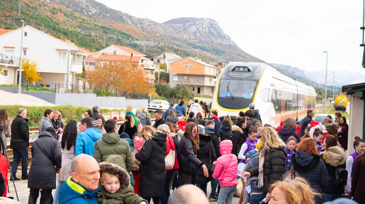 Blagdansko raspoloženje, darivanje i veselje na humanitarnoj vožnji božićnim vlakom