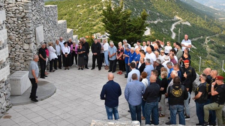 Postavljanjem vijenaca i koncertom Tihe Orlića svečano obilježen Dan državnosti u Kaštelima