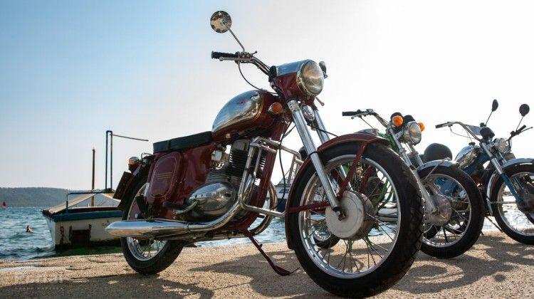 Sućuraćkom rivom zasjali brižno čuvani i njegovani mopedi Tomos