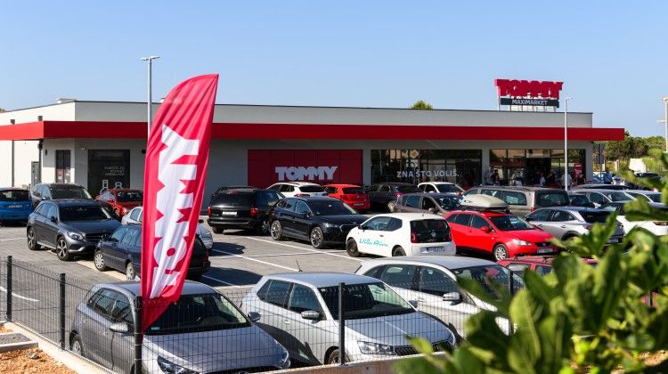 Okrug Gornji, Ciovo, 180723.Otvoren hipermarket Tommy u Okrugu Gornjem na Ciovu.Foto: Tom Dubravec / CROPIX