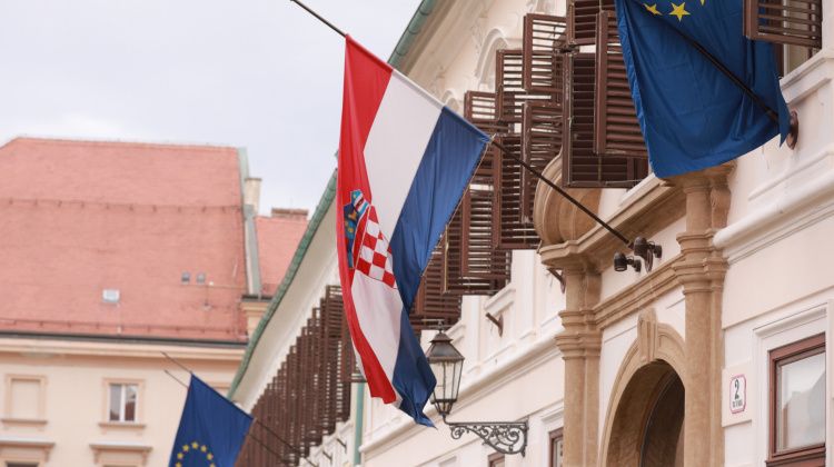VLADA Sutra Dan žalosti, zastave na pola koplja 