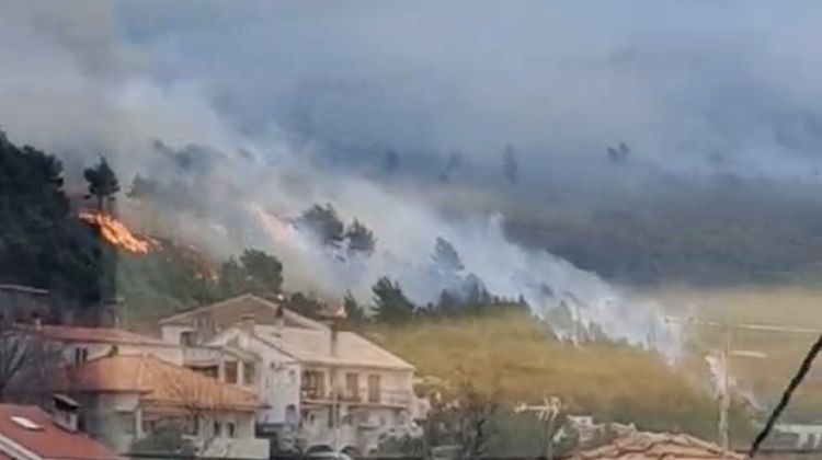 Požar kod Žrnovnice: Vatrogasci obranili kuće i školu