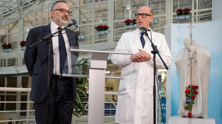 Papa Franjo, u kritičnom stanju, proveo je mirnu noć u bolnici - Vatikan
