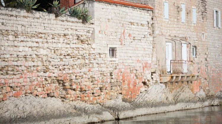 Sanirat će se kaštel Rušinac, južni zid je u lošem stanju