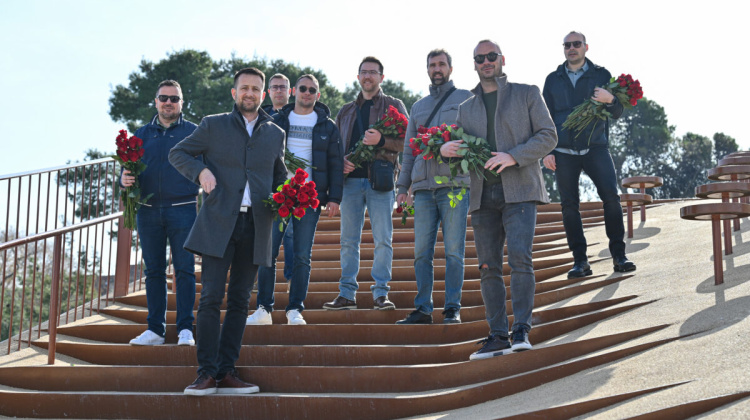 TROGIRSKI SDP POVODOM DANA ŽENA SUGRAĐANKAMA DIJELIO RUŽE