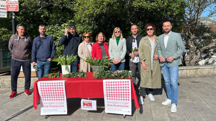 Forum žena SDP-a i gradonačelnik Bilić prodavali tulipane u humanitarnoj akciji 