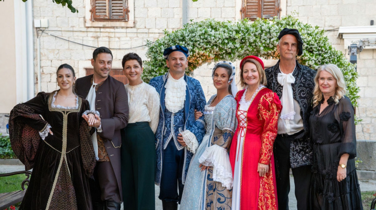 Večer u perivoju protekla uz promenadu „poznatih“ odjevenih u Legendu o Miljenku i Dobrili (VIDEO)