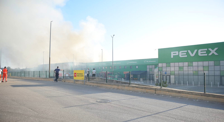 Gori skladište Pevex-a
