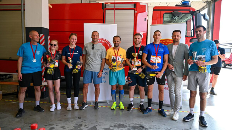 ODRŽANA 2. UTRKA VATROGASACA U TROGIRU: HUMANITARNI KARAKTER I SPORTSKI DUH NA DJELU