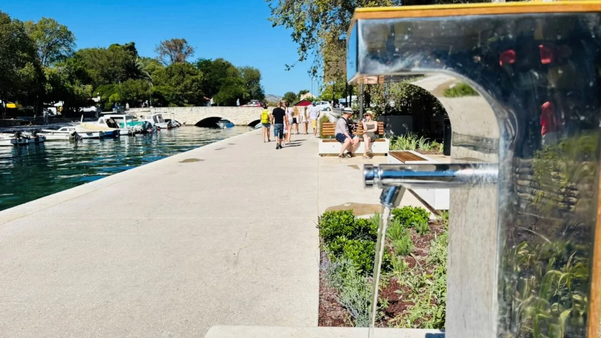 TROGIR IMA NOVE JAVNE ČESME: OSVJEŽENJE ZA GRAĐANE I NJIHOVE LJUBIMCE