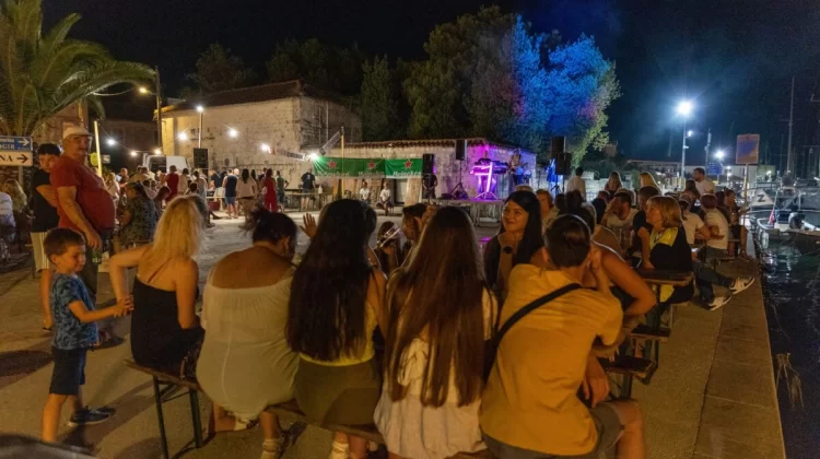 SRDELE, PJESMA I ŠUŠUR: TROGIR UŽIVAO U PRVOJ RIBARSKOJ FEŠTI LJETA