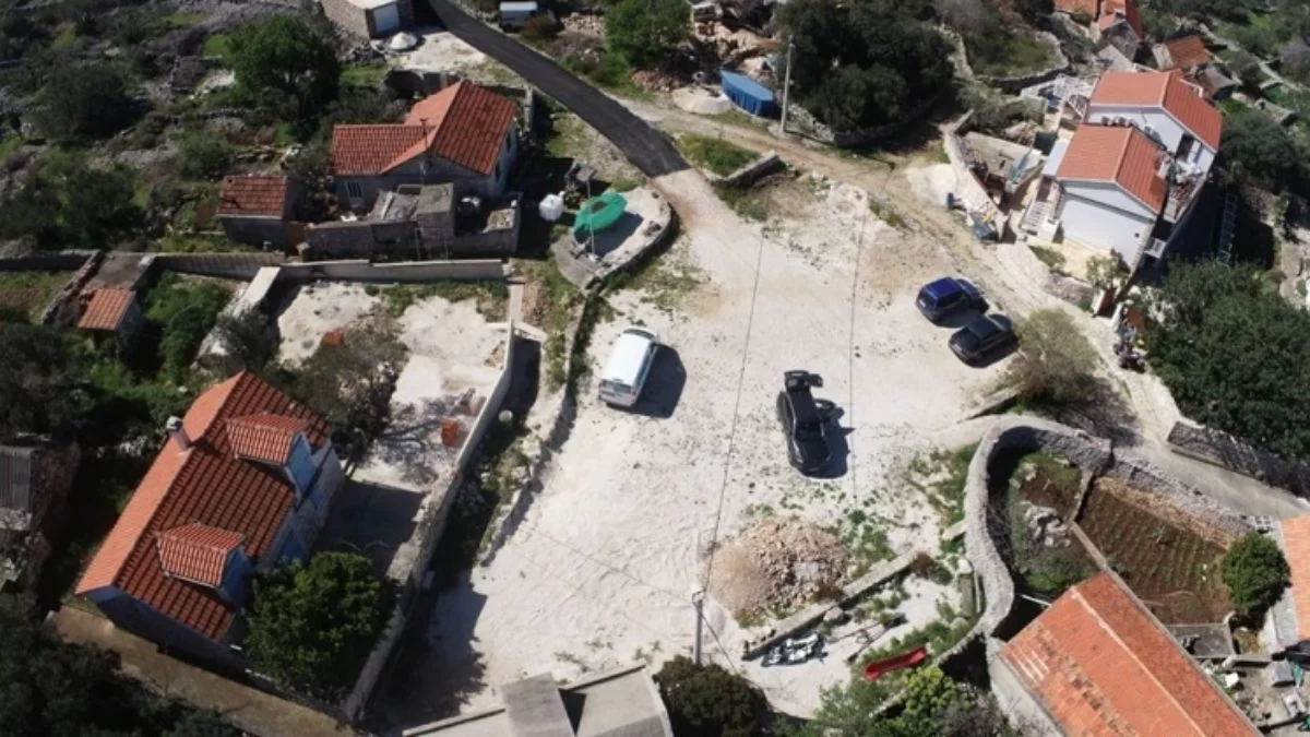 Traži se izvođač radova za uređenje trg Rudine na Drveniku Malom