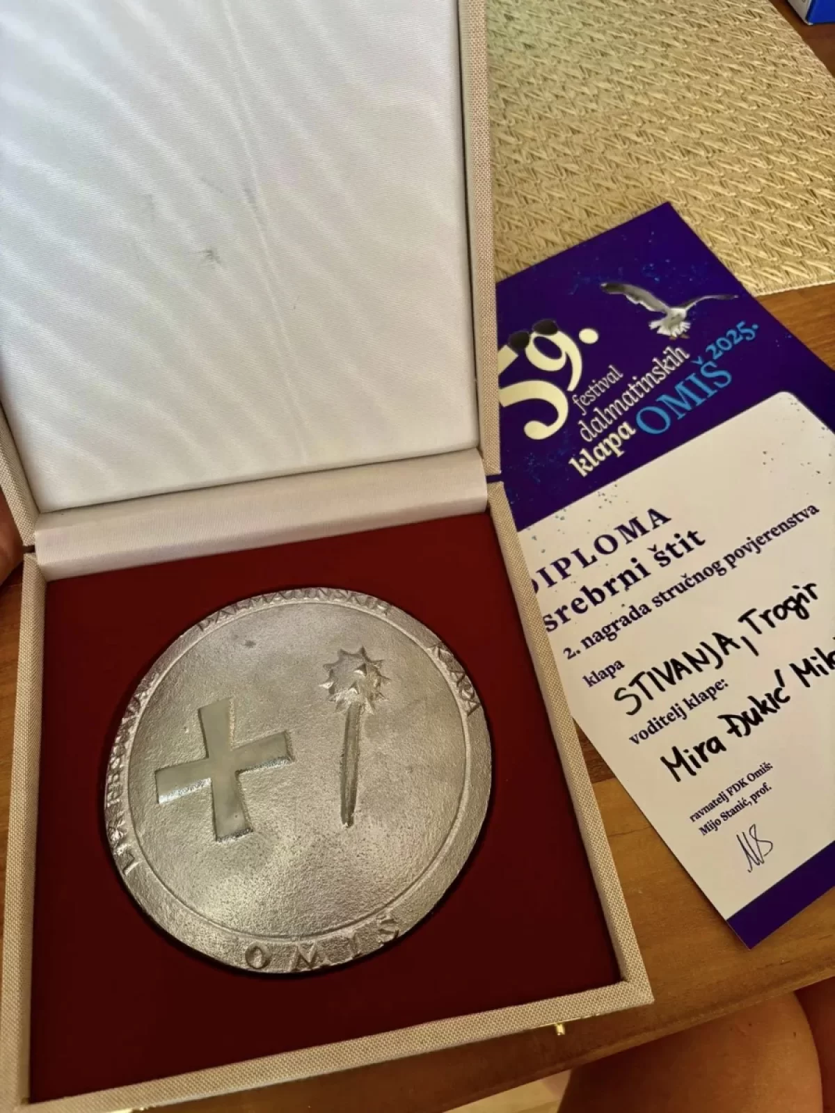 TROGIRSKA KLAPA STIVANJA OSVOJILA SREBRNI ŠTIT NA OMIŠKOM FESTIVALU