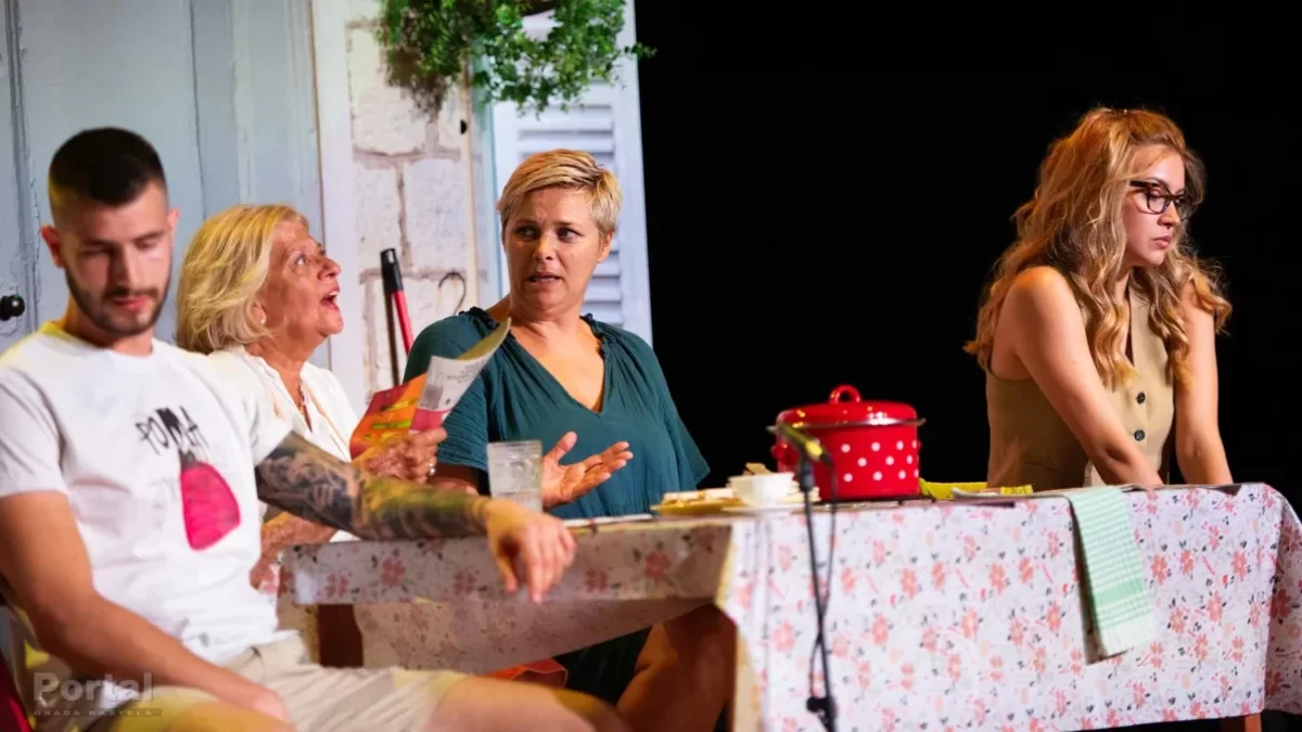 Predstava Mater kazališta Moreta i Nataše Jukić premijerno izvedena u Kaštelima uz veliku podršku publike