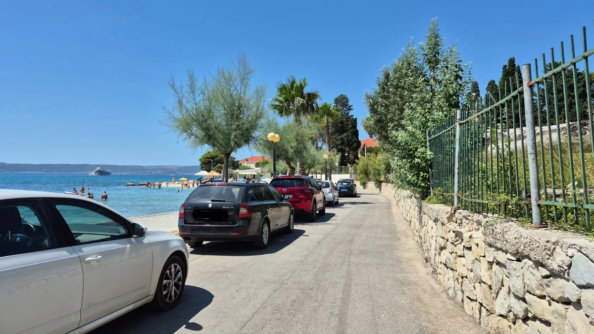 Četiri prometna redara ne mogu obići sva nepropisno parkirana auta na području grada