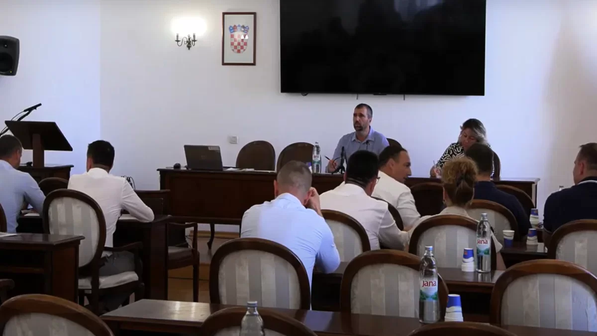 AKTUALNI SAT VIJEĆA TROGIRA: Tko želi parkirati u UNESCO-ovoj staroj jezgri platit će 10 eura po satu