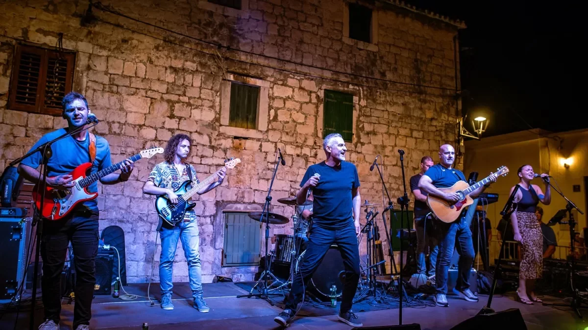 Ribarska večer u Segetu donijela vrhunsku zabavu uz Giuliana i Diktatore