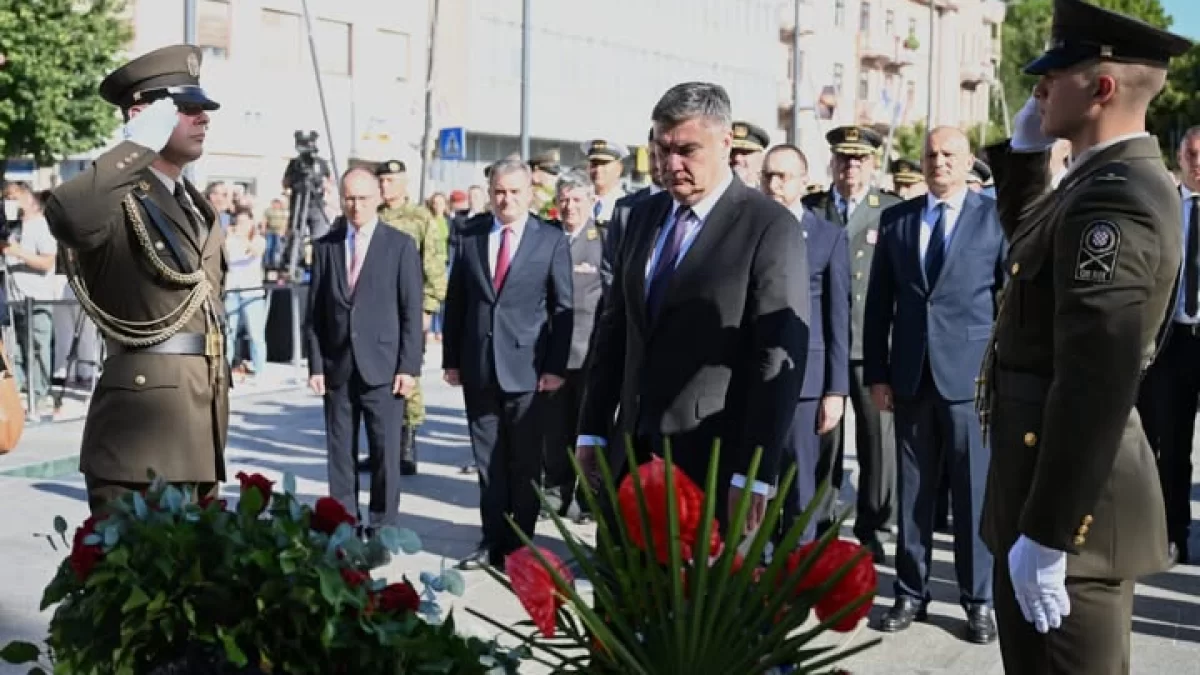 Predsjednik Milanović položio vijenac ispred Spomenika hrvatske pobjede “Oluja 95” u Kninu i odao počast hrvatskim braniteljima - Predsjednik Republike Hrvatske - Zoran Milanović