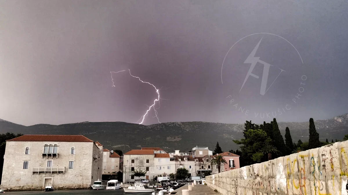 Grmljavinsko nevrijeme u Kaštelima iz foto objektiva Frane Vukušića (FOTO)