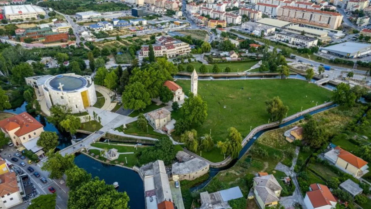 Grad prodaje zemljište u Solinu