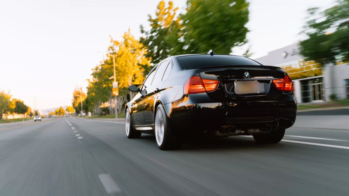 Vozio BMW pod zabranom, kažnjen s 2.480 eura i novim oduzimanjem vozačke