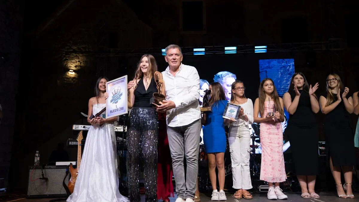 Kaštela fest dobio pobjednike: Publika glasala za Karmen Tešiju, a žiri za Freju Leticu (VIDEO)