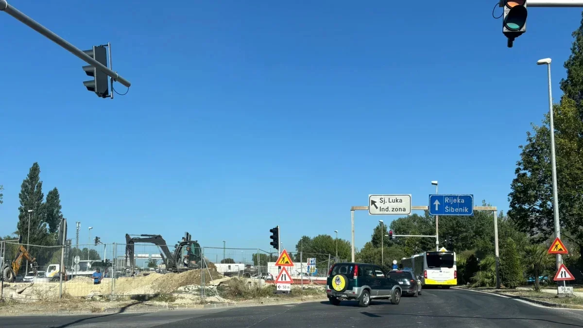 VOZAČI OPREZ! Zamjenjuju se semafori na Širini, policija će do 17 sati promet regulirati ručno