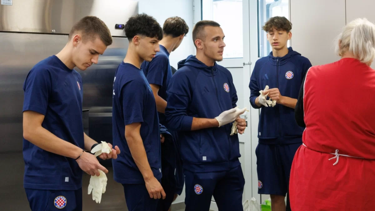 Kadeti i juniori posjetili Caritas SMN i dijelili obroke beskućnicima