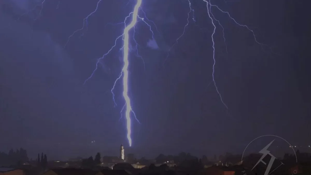 Kaštelanski lovac na munje Frane Vukušić snimio predivne prizore sinoćnjeg grmljavinskog nevremena (FOTO/ VIDEO)