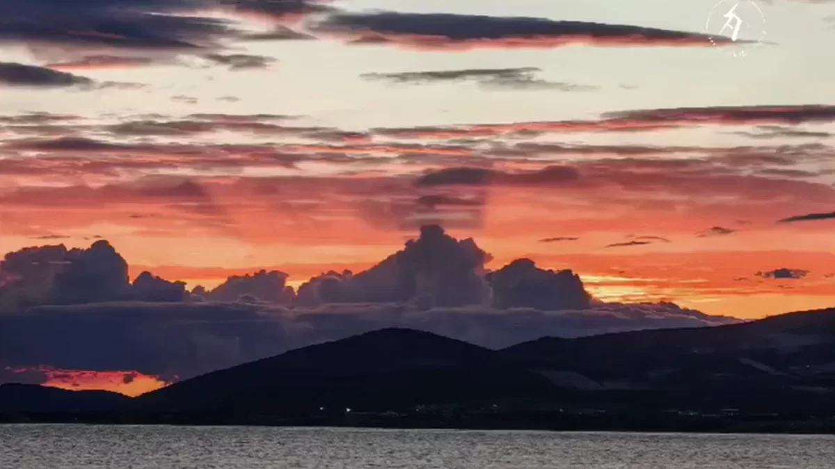 Predivni prizori neba i pokusaj stvaranja pijavice na otvorenom moru&nbsp;iz budnog oka Frane Vukušića (VIDEO)