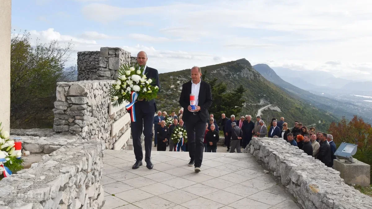 Uoči blagdana Svih svetih položeni vijenci i upaljene svijeće