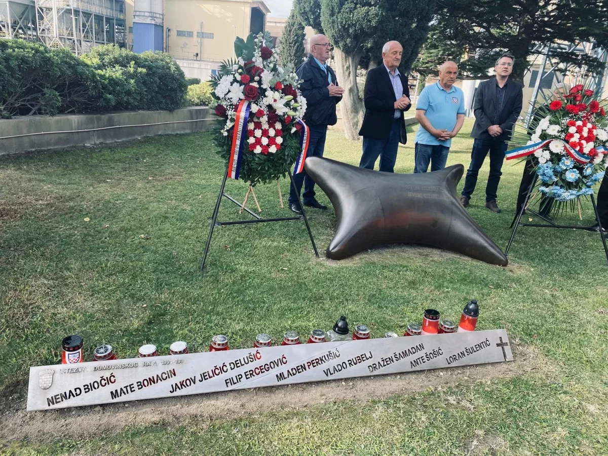 Polaganjem vijenaca uoči Svi svetih rodbina i članovi Udruge dragovoljaca i veterana Domovinskog rata Dalmacijacement odali počast poginulim braniteljima