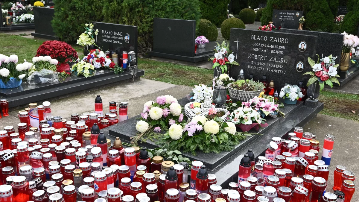 Vukovar: Na grobove branitelja položene ruže
