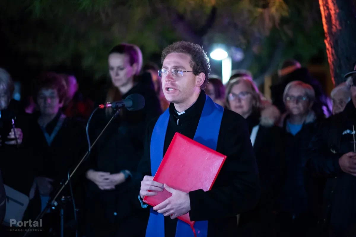 The first Advent candle was lit in Kaštela with a festive program