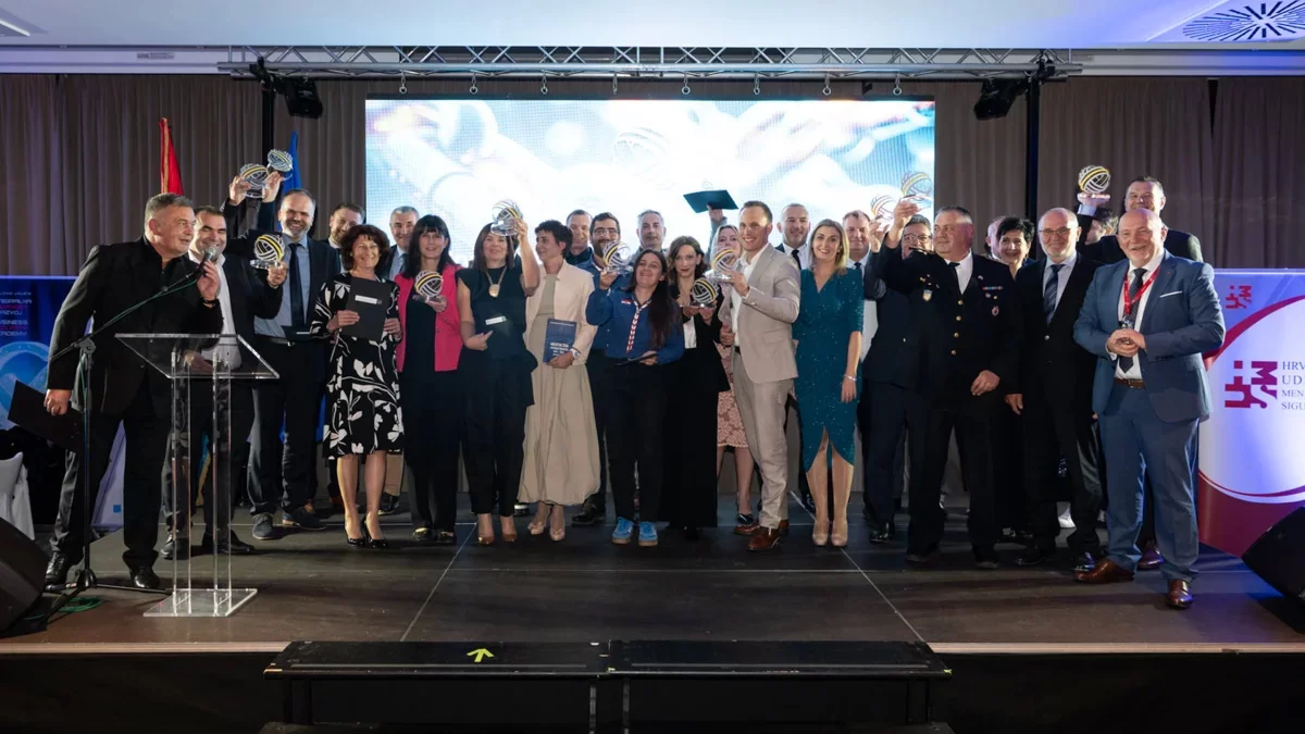 Kako suradnja policije i Digitalne Dalmacije gradi sigurniju turističku destinaciju? Veliko priznanje za projekt „Safe in Dalmatia“!