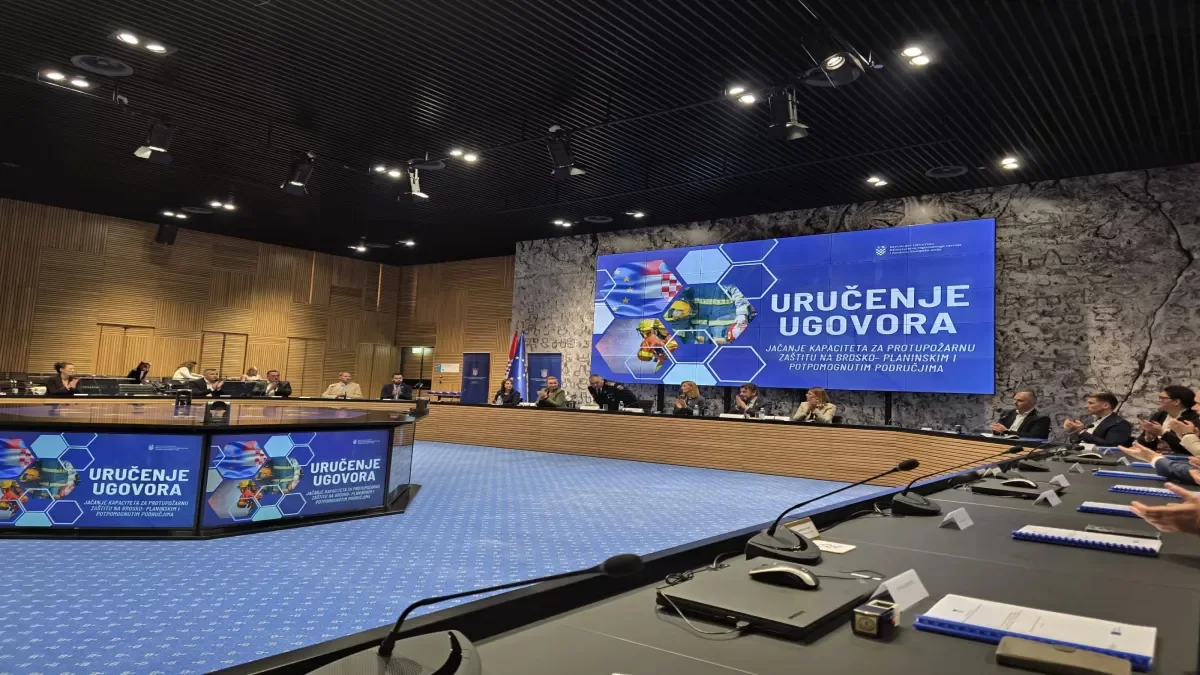 Uručivanje ugovora za projekt ''Vatrogasni dom Marina''