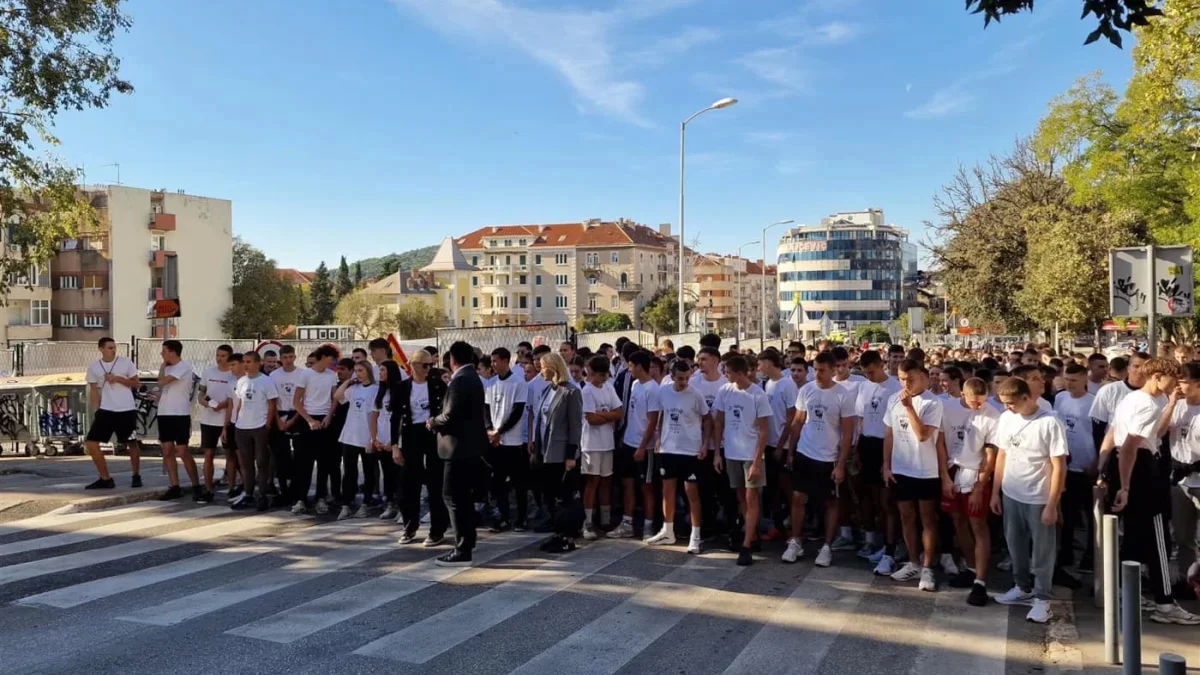 Nakon paljenja svijeće ispred spomenika Lumin u Vukovarskoj ulici, održana Humanitarna utrka splitskih srednjoškolaca 
