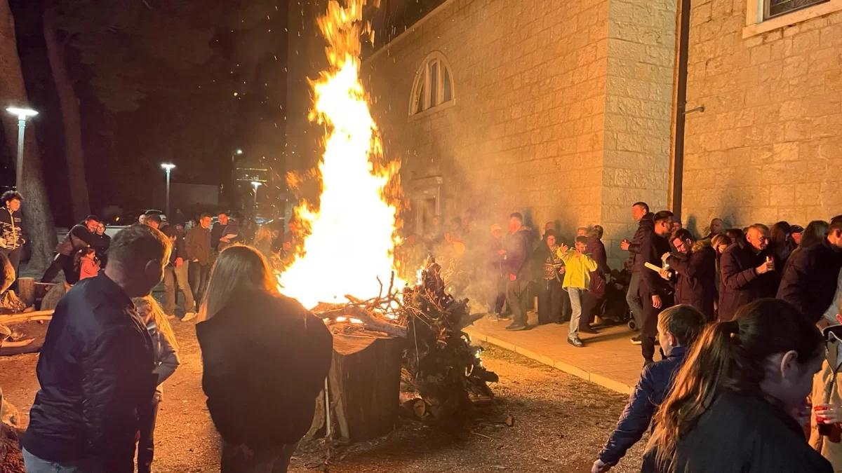 Gomilički badnjak donio svjetlo u noći Isusovog rođenja (VIDEO)
