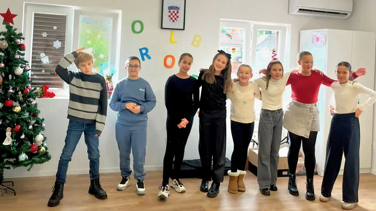 Susret učenika OŠ Majstora Radovana i Područnog razrednog odjela Drvenik Veli: Kroz predstave i ples djeca se zabavila i sprijateljila