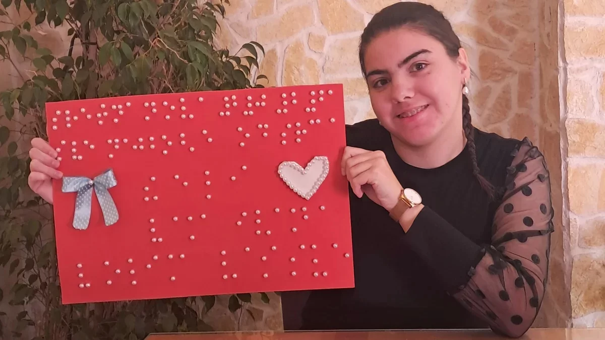 Ivana iz Kaštela izradila novogodišnju čestitku od perlica namijenjenu gluhoslijepim osobama (VIDEO)