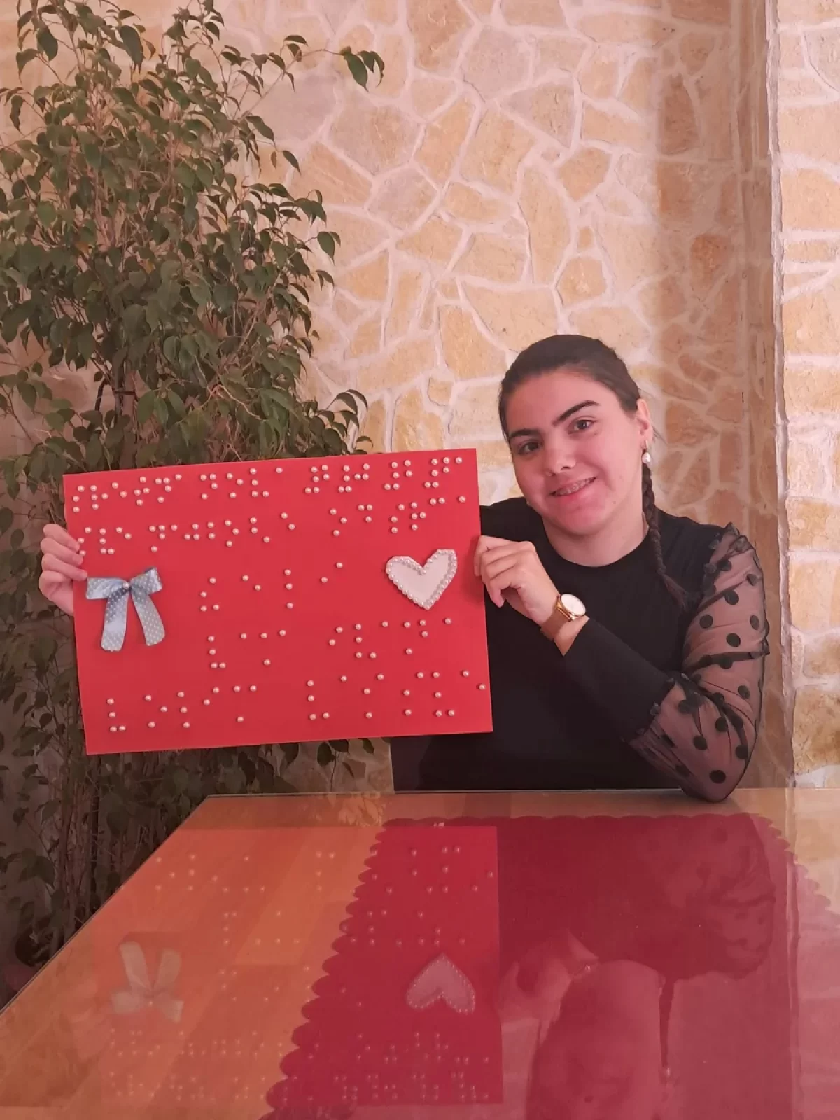 Ivana iz Kaštela izradila novogodišnju čestitku od perlica namijenjenu gluhoslijepim osobama (VIDEO)