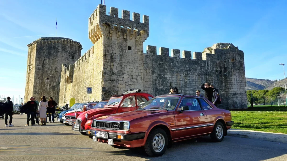 Božićni susret Oldtimer Promo Tour i Oldtimer auto moto kluba Šibenik u Trogiru