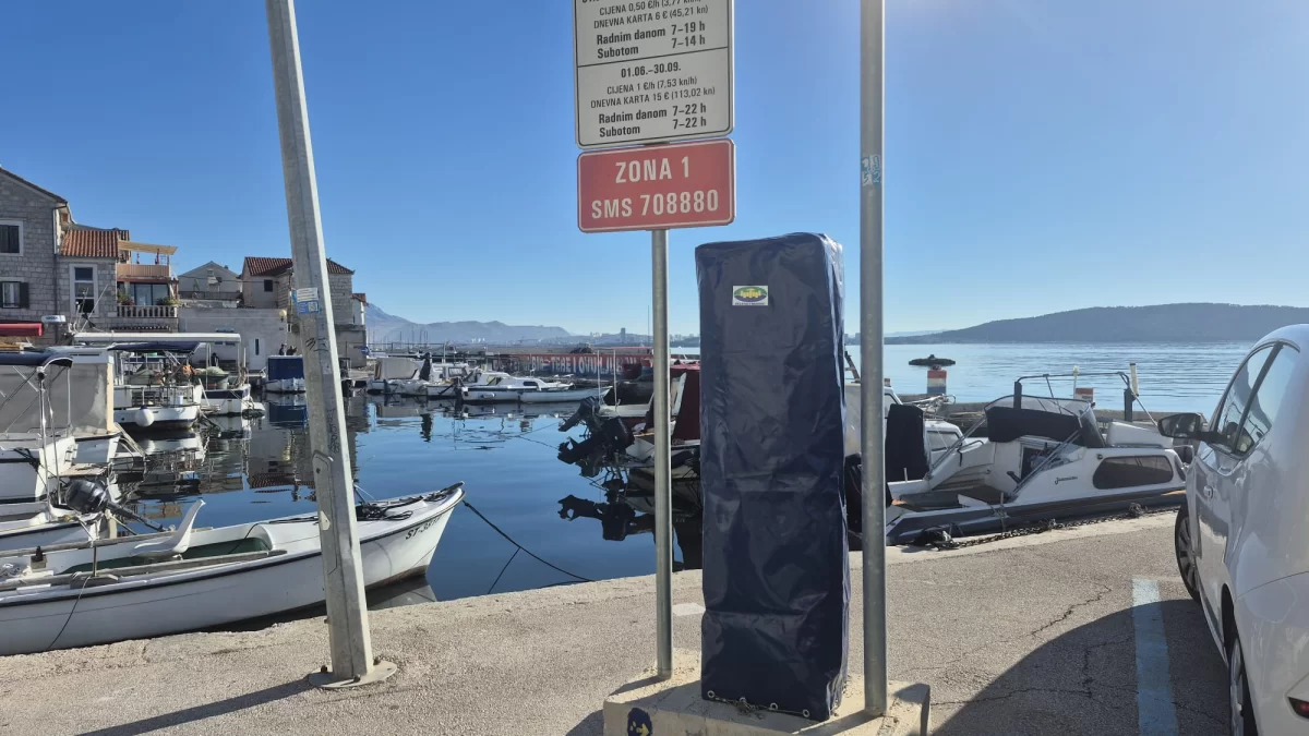 Aparati za naplatu parkinga su ugašeni iz sigurnosnih razloga, no parking se i dalje plaća putem SMS-a ili aplikacije