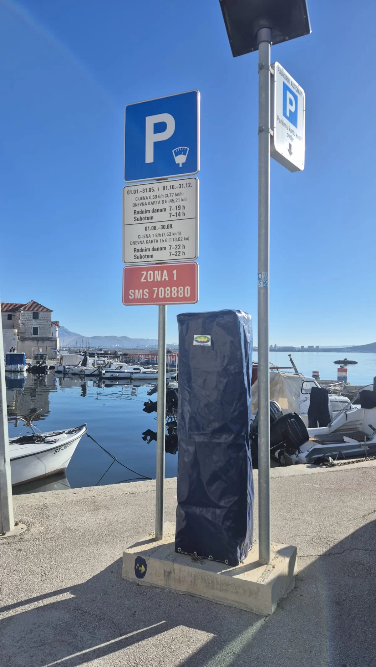 Aparati za naplatu parkinga su ugašeni iz sigurnosnih razloga, no parking se i dalje plaća putem SMS-a ili aplikacije
