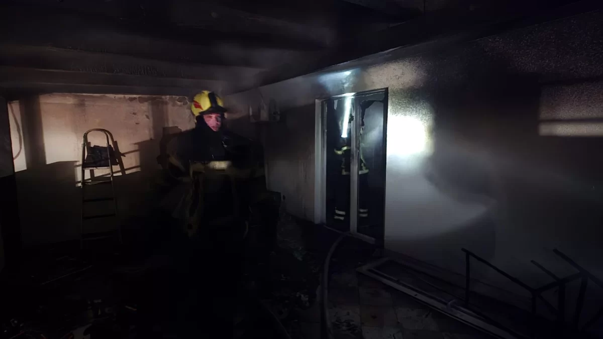 Požar na balkonu obiteljske kuće u Novome gasilo 15 vatrogasaca, na sreću nitko nije ozljeđene