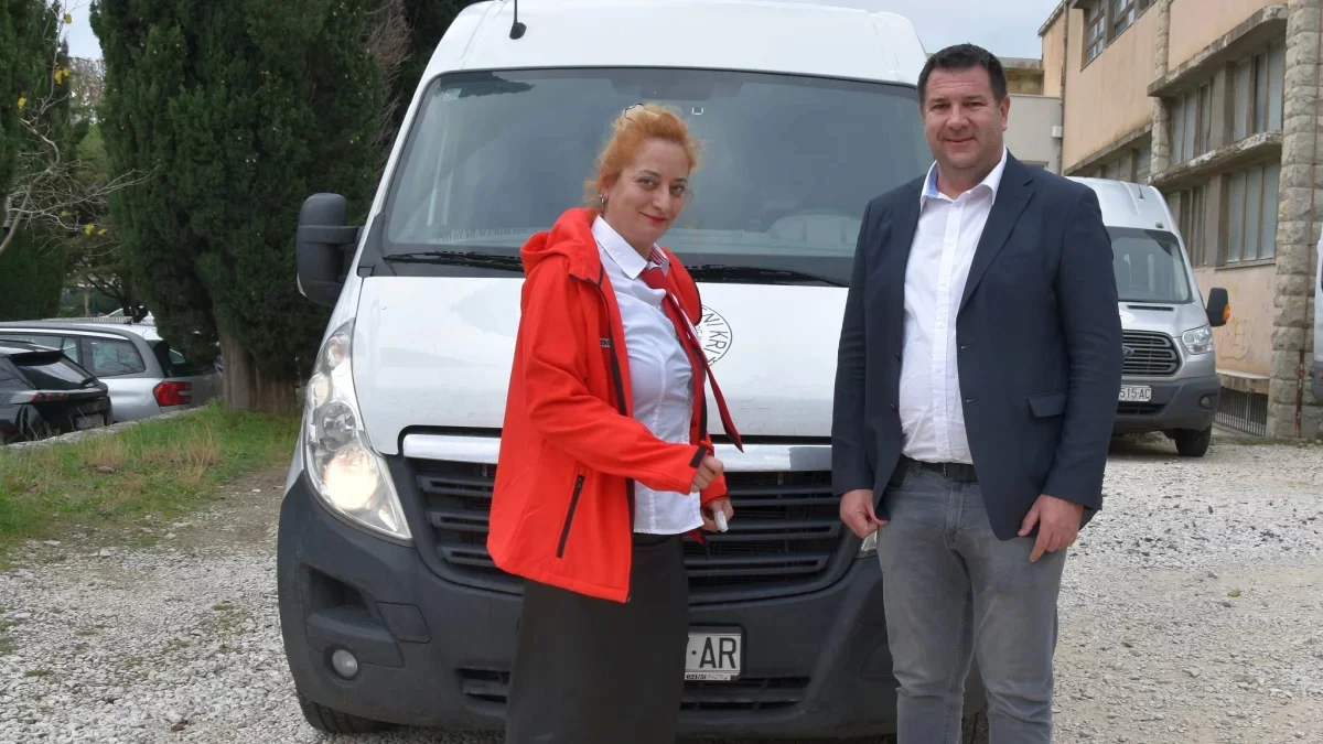 Grad Kaštela donirao kombi vozilo Crvenom križu za prijevoz djece s teškoćama – Grad Kaštela