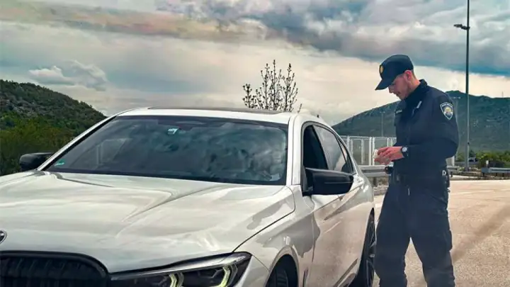 Trogir: Upravljao neispravnim vozilom, odbio testiranje na droge, odveden na sud