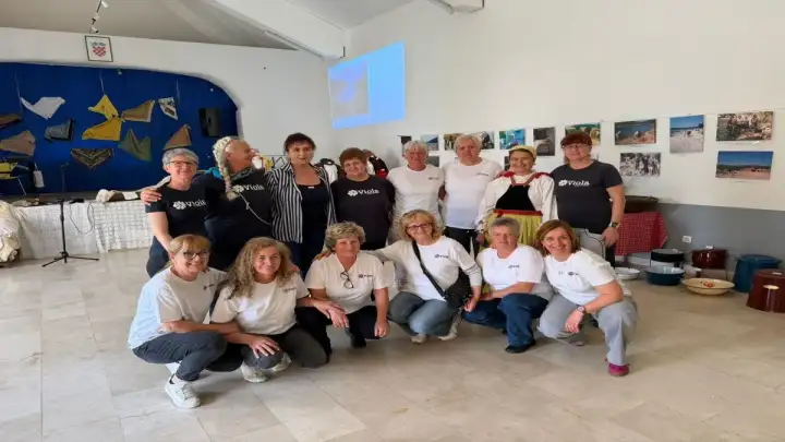 Otvorena izložba fotografija "Vinišće u objektivu prošlosti"